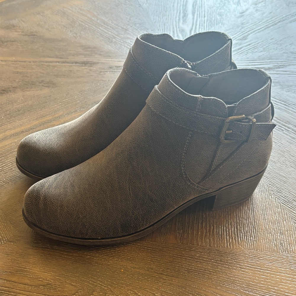 Jessica Cline Gray Brown Ankle Booties with Buckle & Zipper Size 7.5 Wide